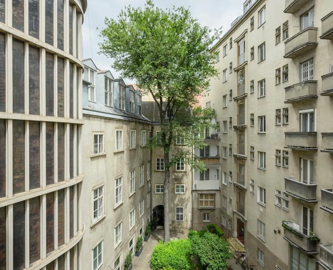 Elegance Palais Palffy Apartments Wien 4*,